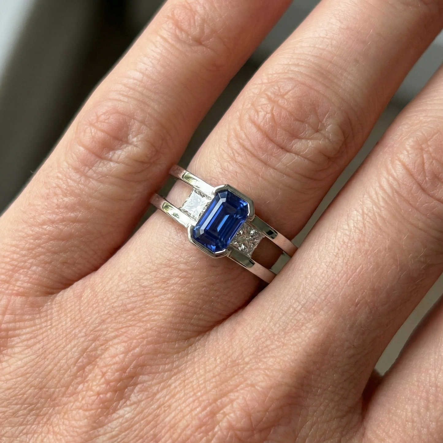 natural emerald sapphire 1.25ct ring on white background