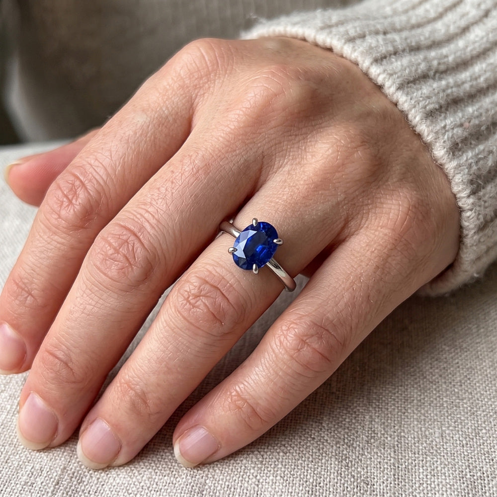 Solitaire Ring Oval Cut Ceylon Sapphire 2.50 Carats Prong Set