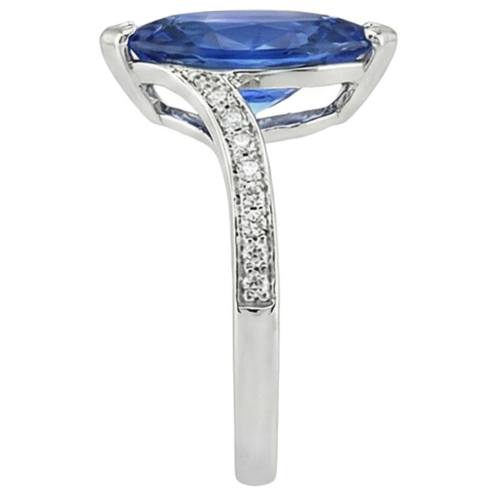 natural round sapphire 5.01ct ring on white background