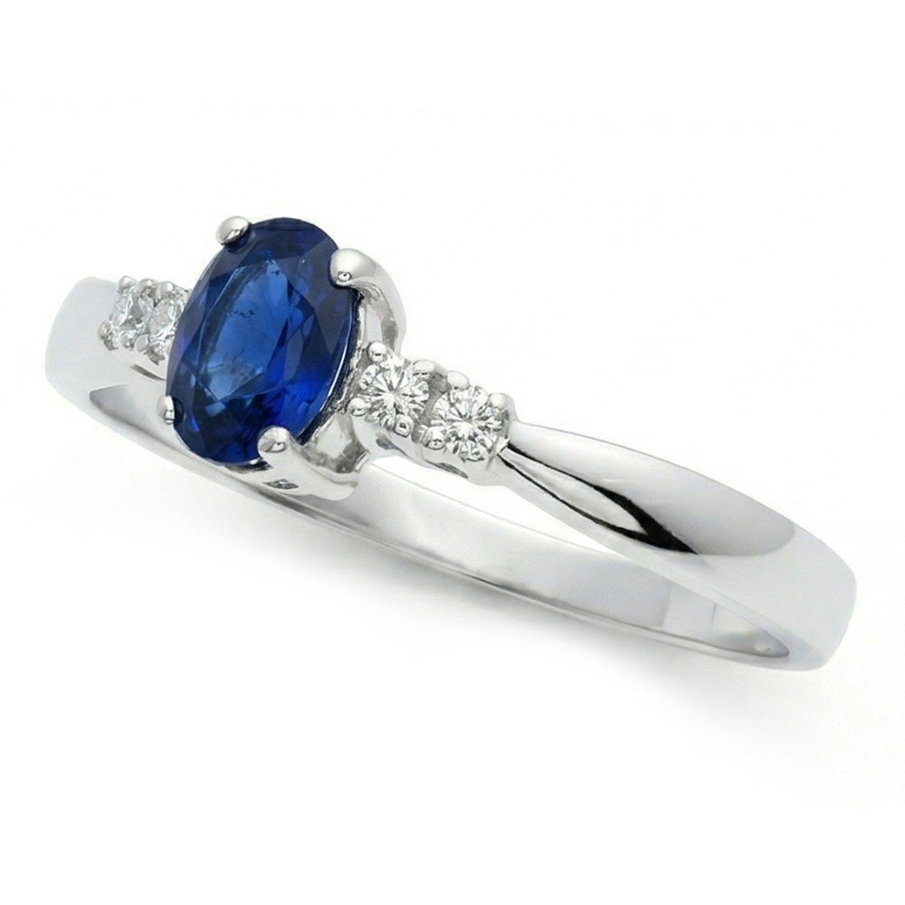 natural round sapphire 1.40ct ring close up detail