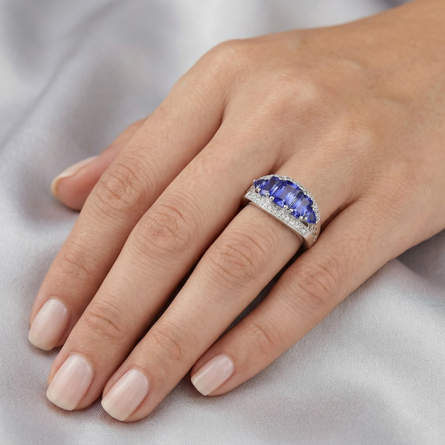 natural round sapphire 5.51ct ring profile view