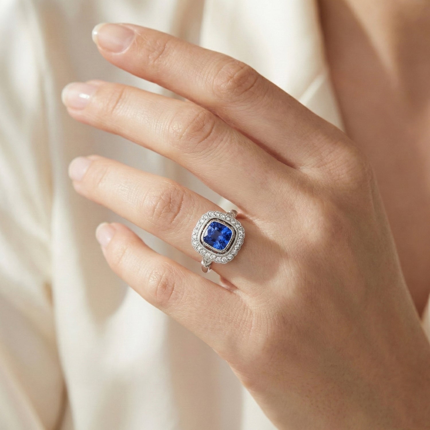 natural round sapphire 1ct ring band detail