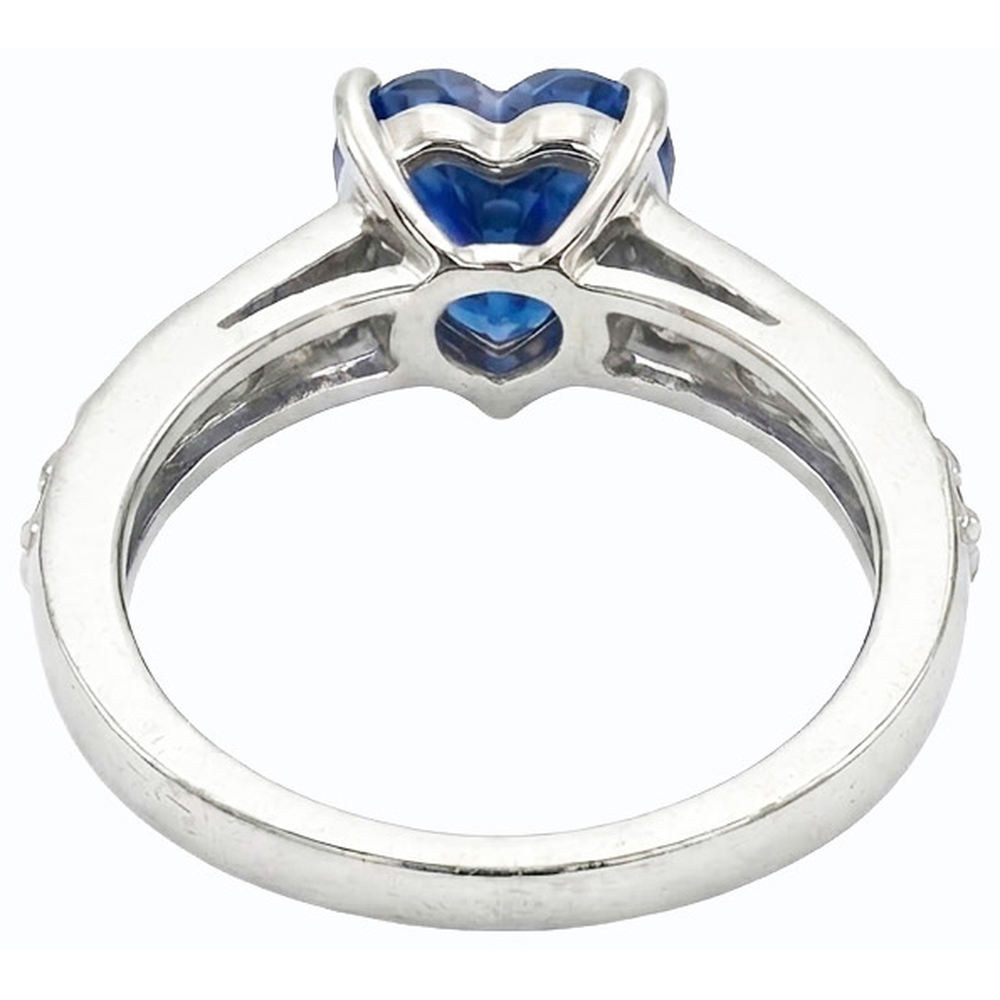 natural round sapphire 3.50ct ring on white background