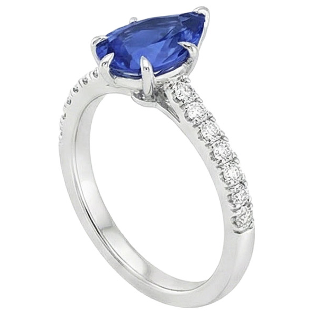 natural round sapphire 5ct ring close up detail