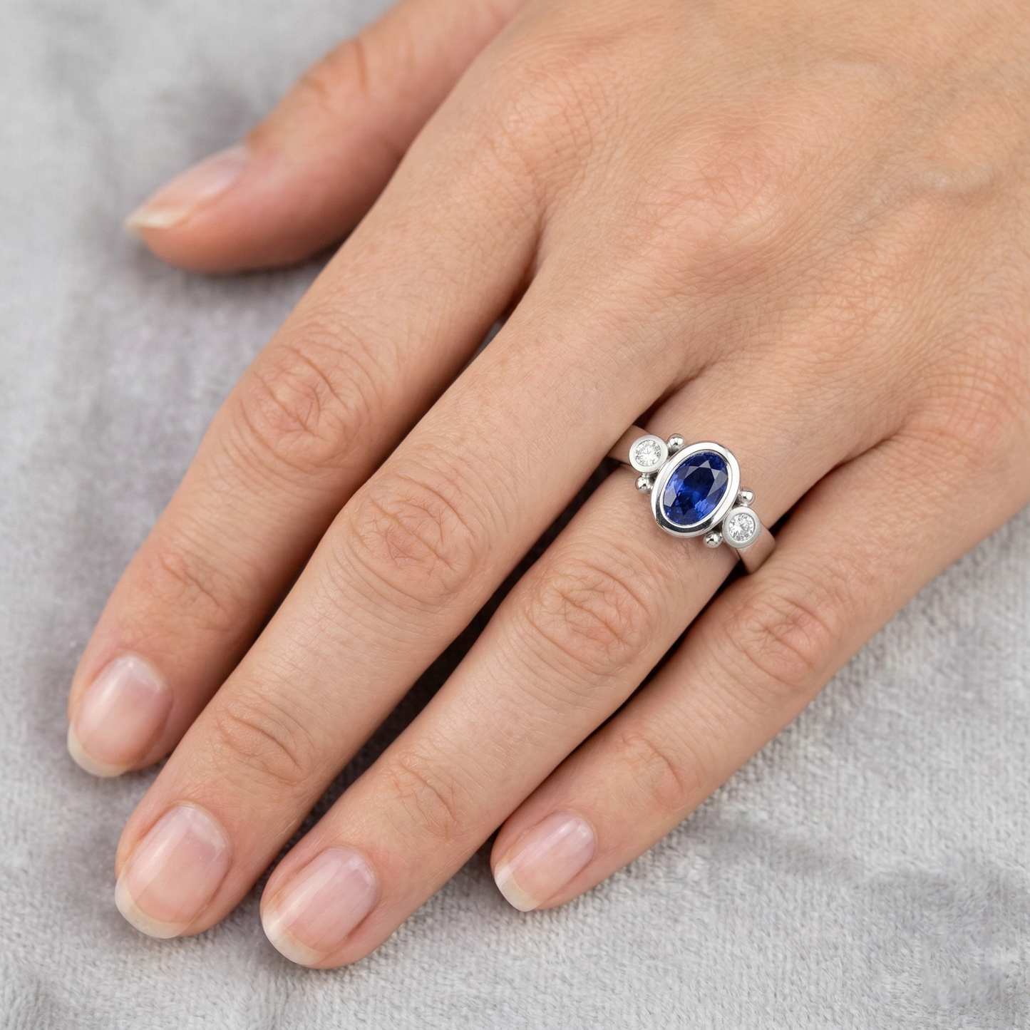 natural round sapphire 1.70ct watch on white background