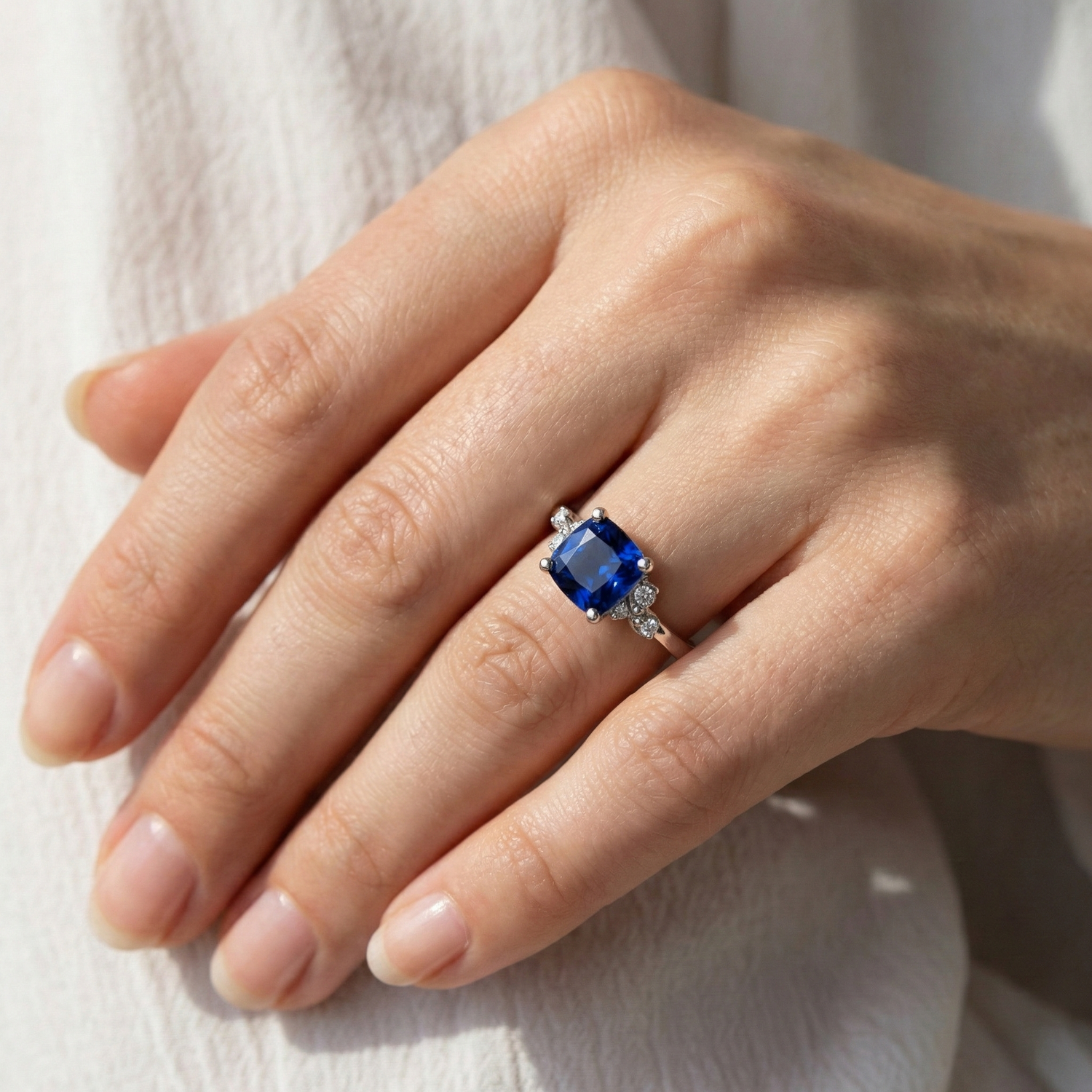 natural round sapphire 2.50ct ring band detail