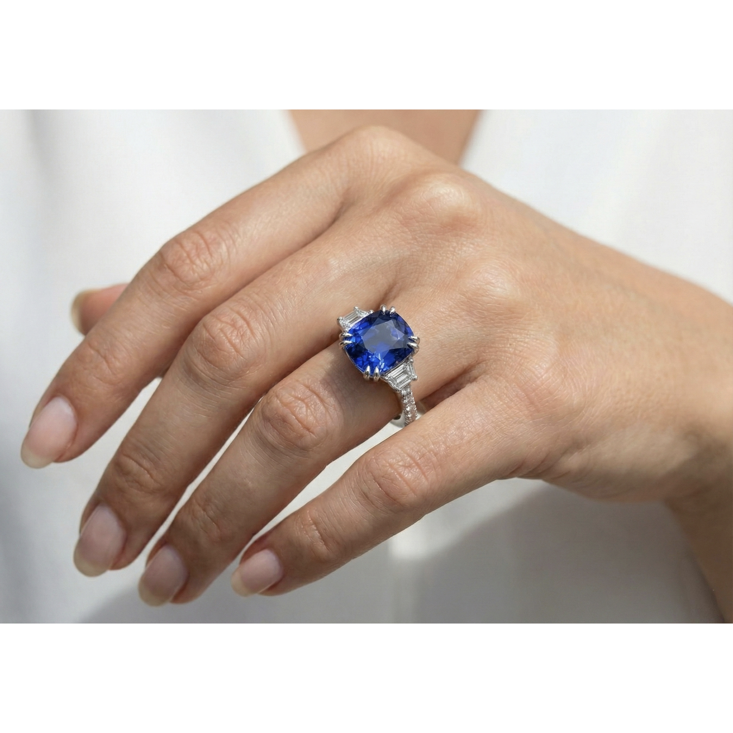 natural round sapphire 5.50ct ring with diamond accents