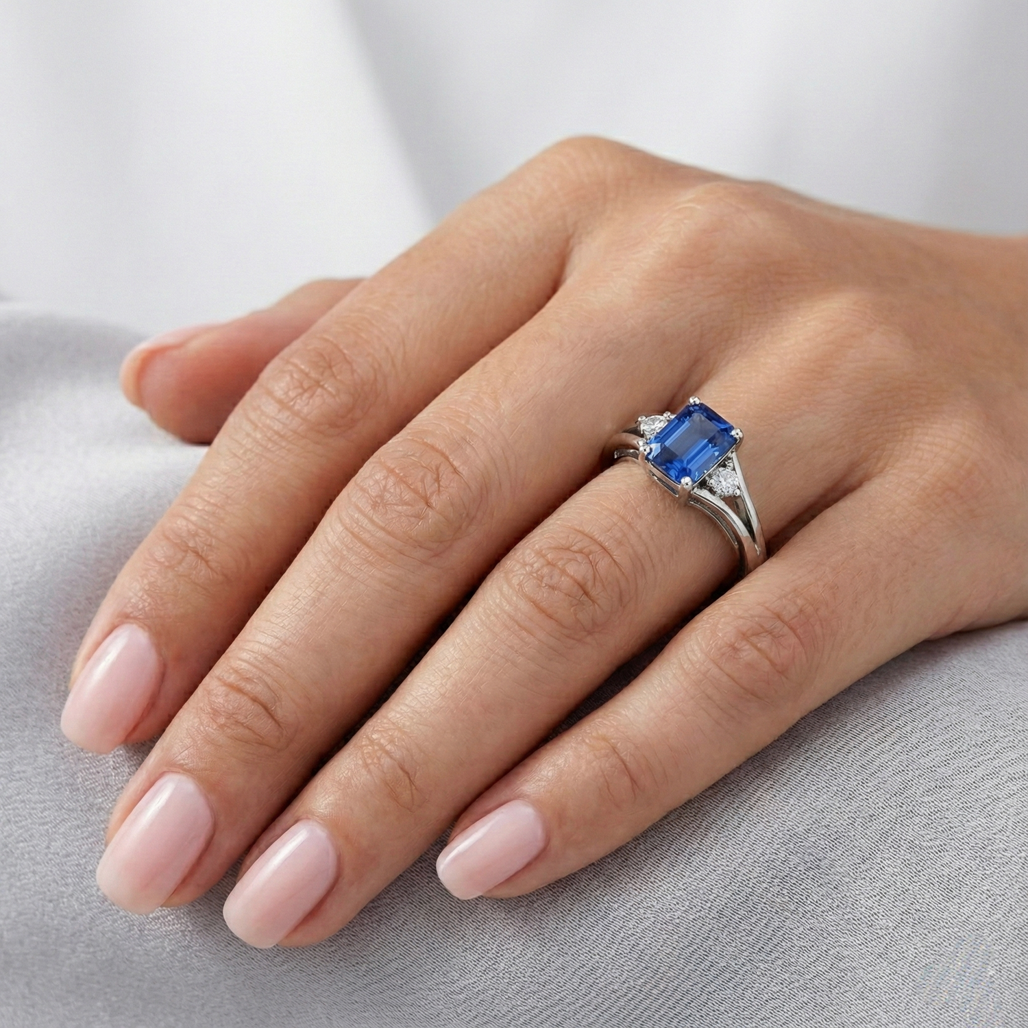 natural emerald sapphire 2.50ct ring on white background