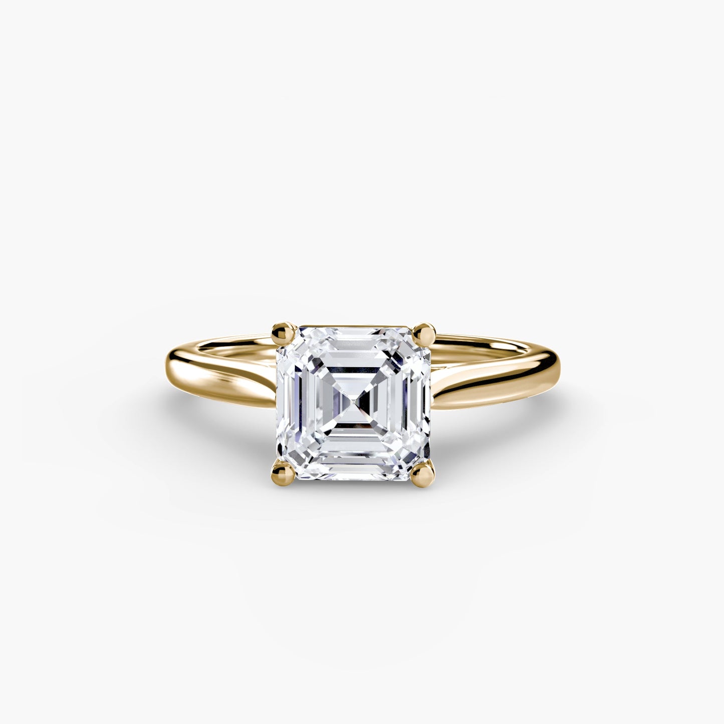 Diamond ring in Gold – close-up