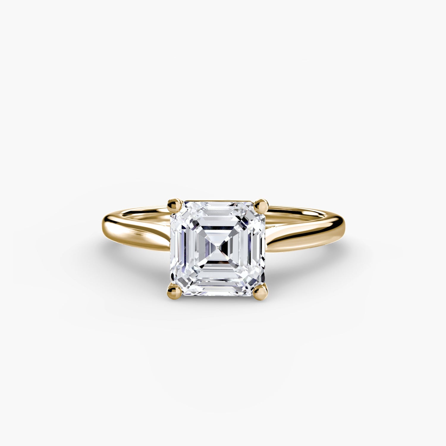 Diamond ring in Gold – close-up