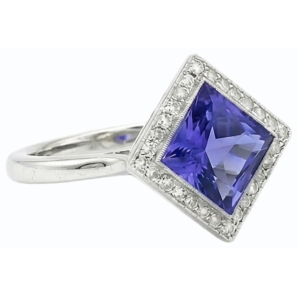 natural round sapphire 3ct ring close up detail