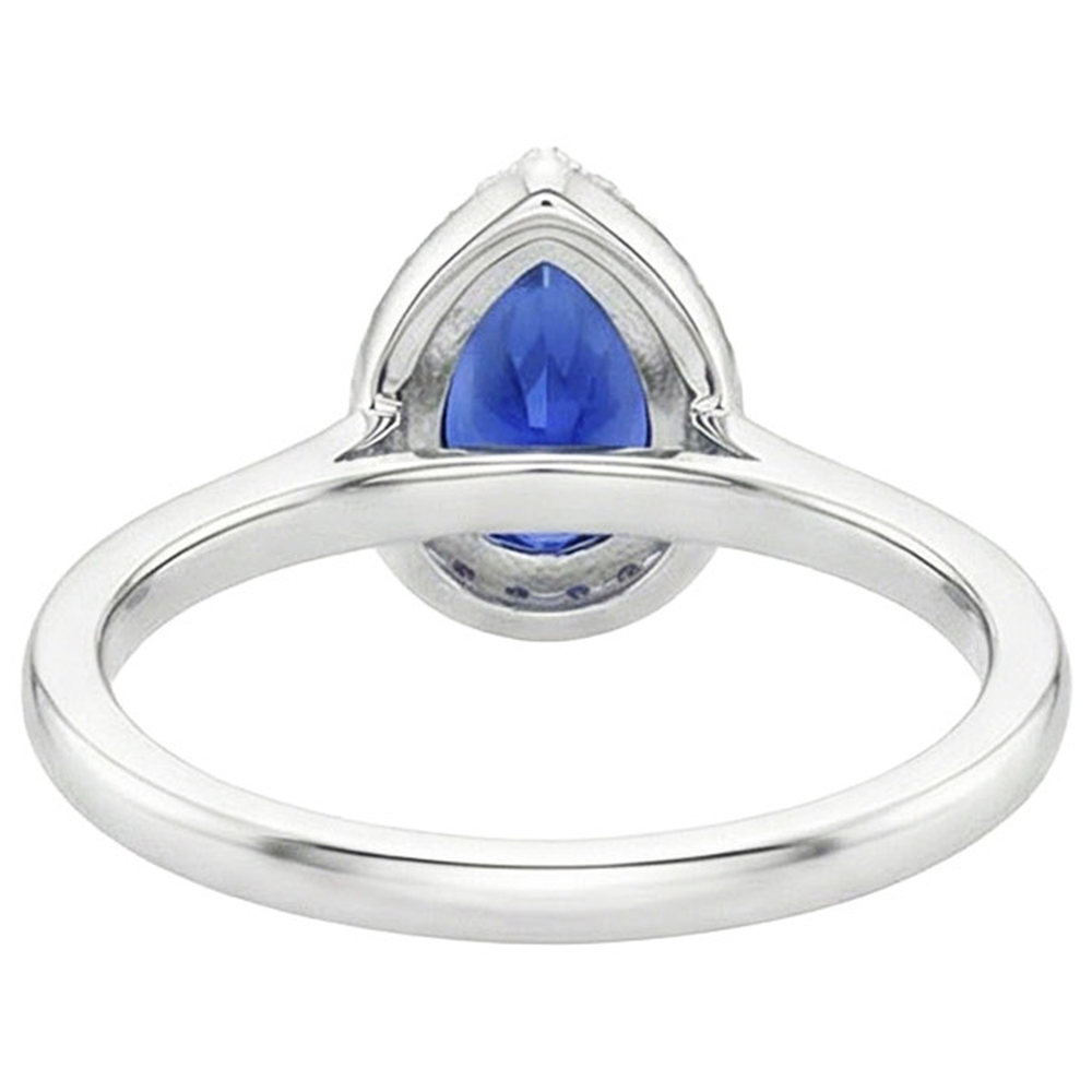 natural round sapphire 4ct ring close up detail