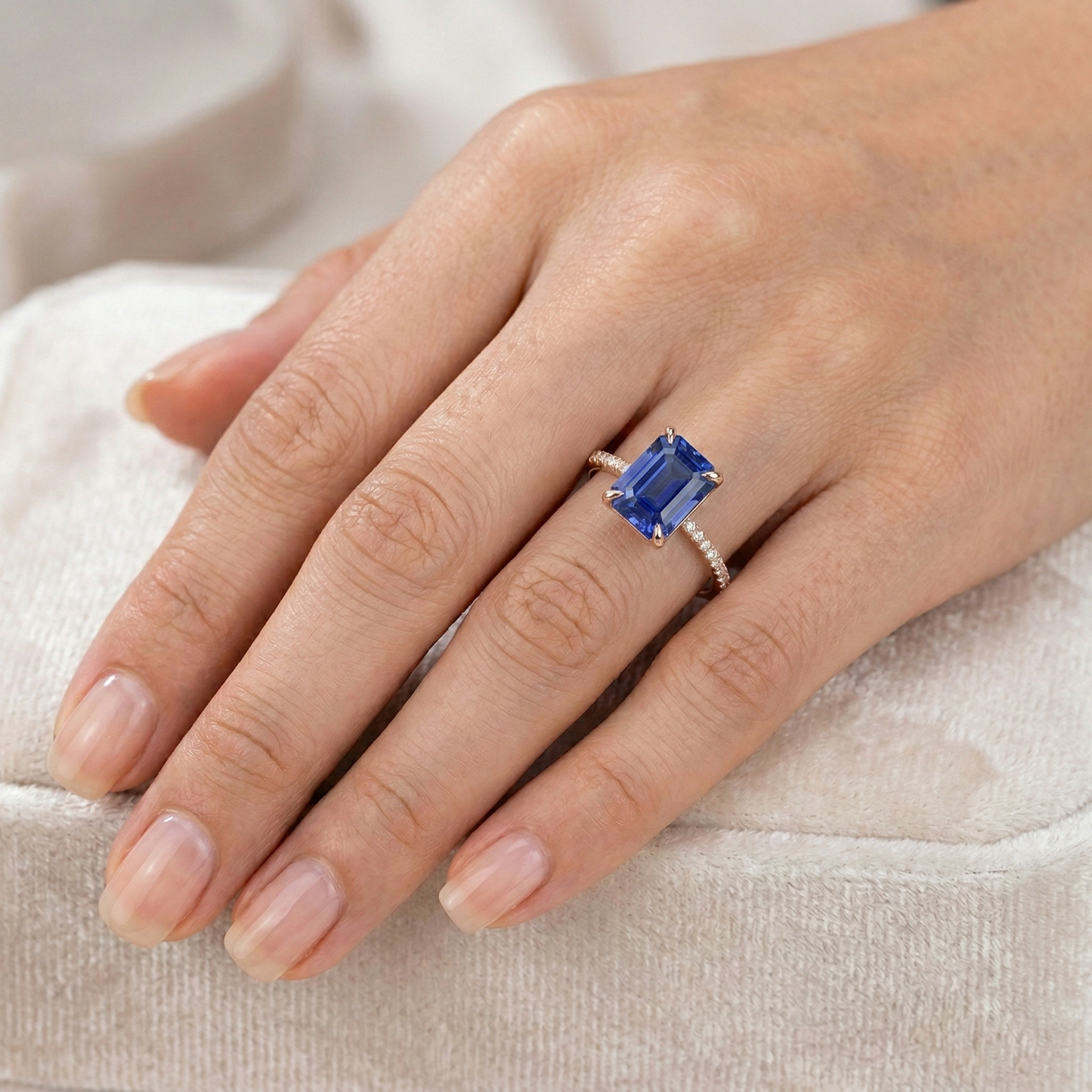 natural emerald sapphire 4.50ct ring on white background