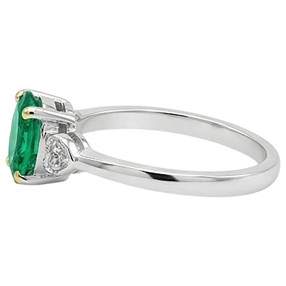 Sophisticated Emerald Colored Stone Ring 2 ct – angle view