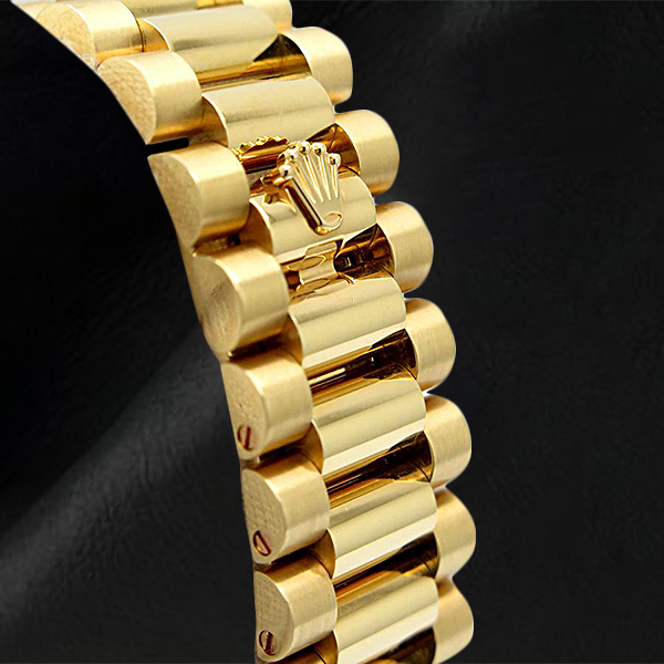 Diamond ring in Yellow Gold – angle view
