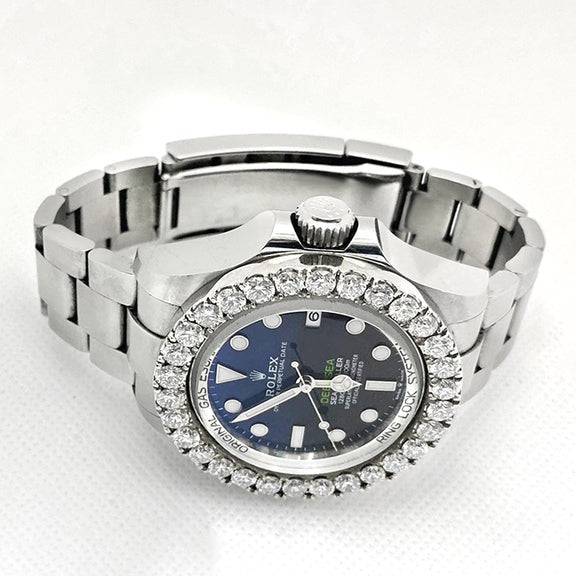 Watch with 8 carats