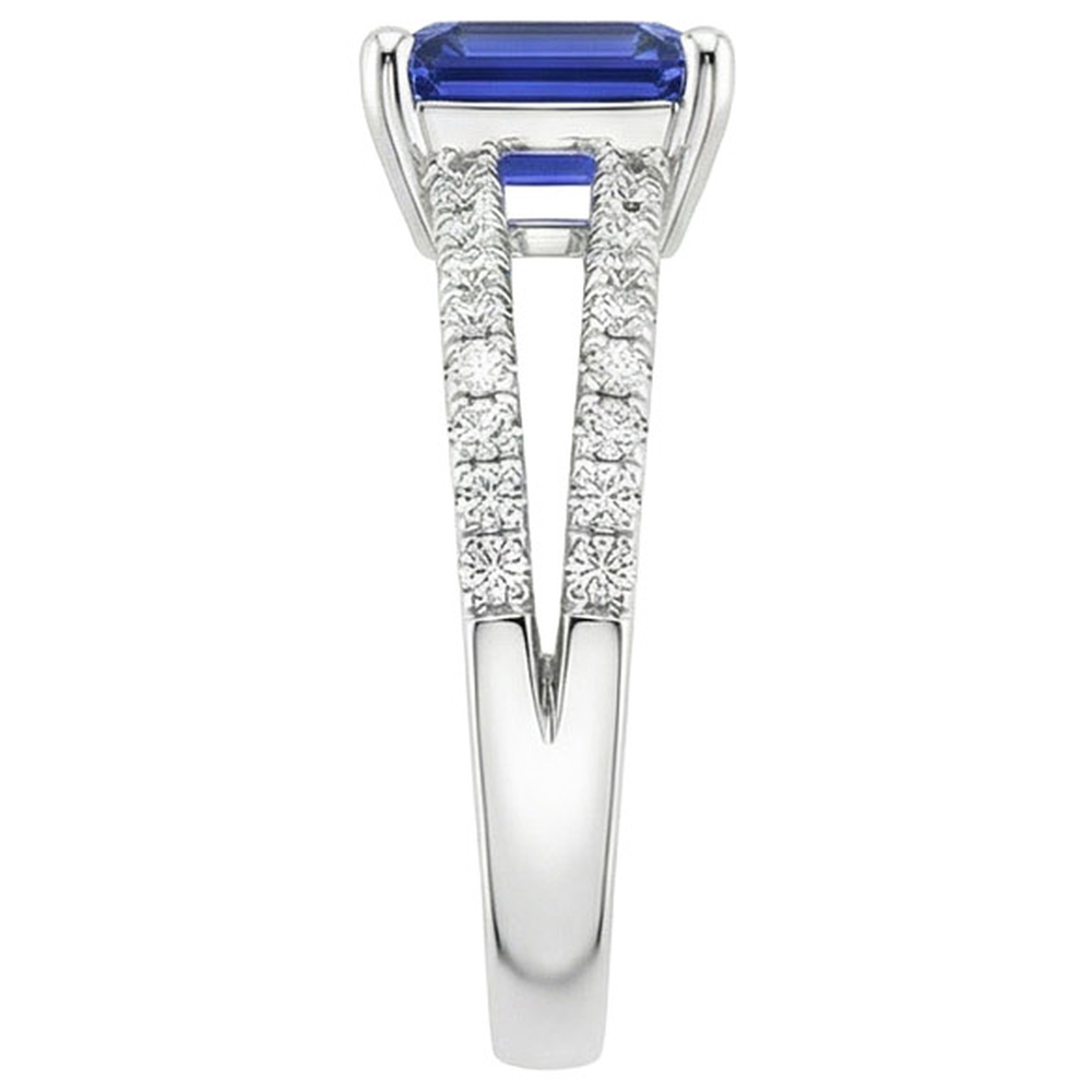 natural round sapphire 4.50ct ring on white background
