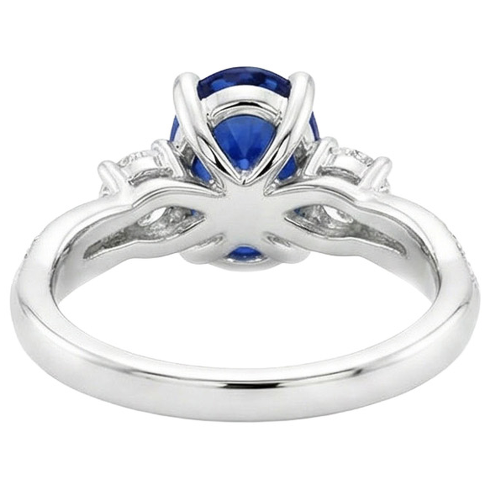 natural round sapphire 4ct ring close up detail