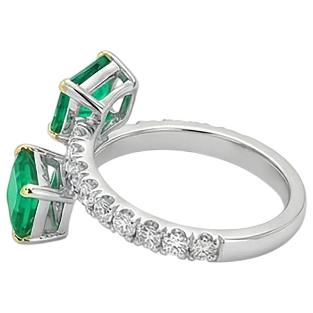 Real Fine Emerald Gemstone Ring – top view