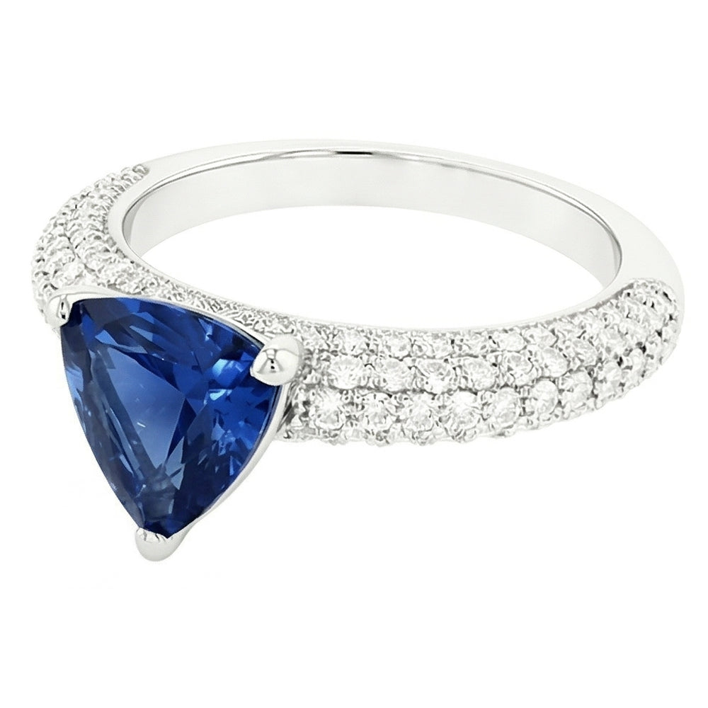 natural round sapphire 3ct ring close up detail