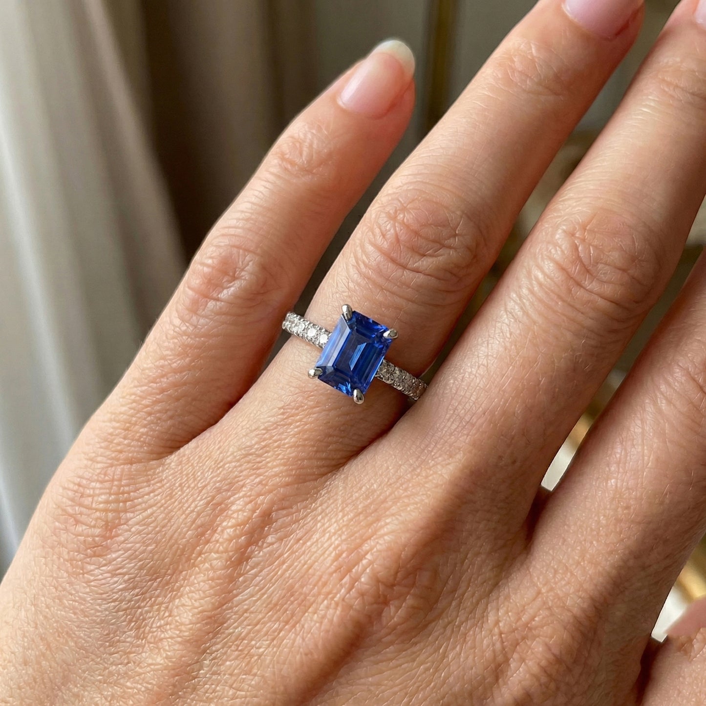 natural round sapphire 3.50ct ring on white background