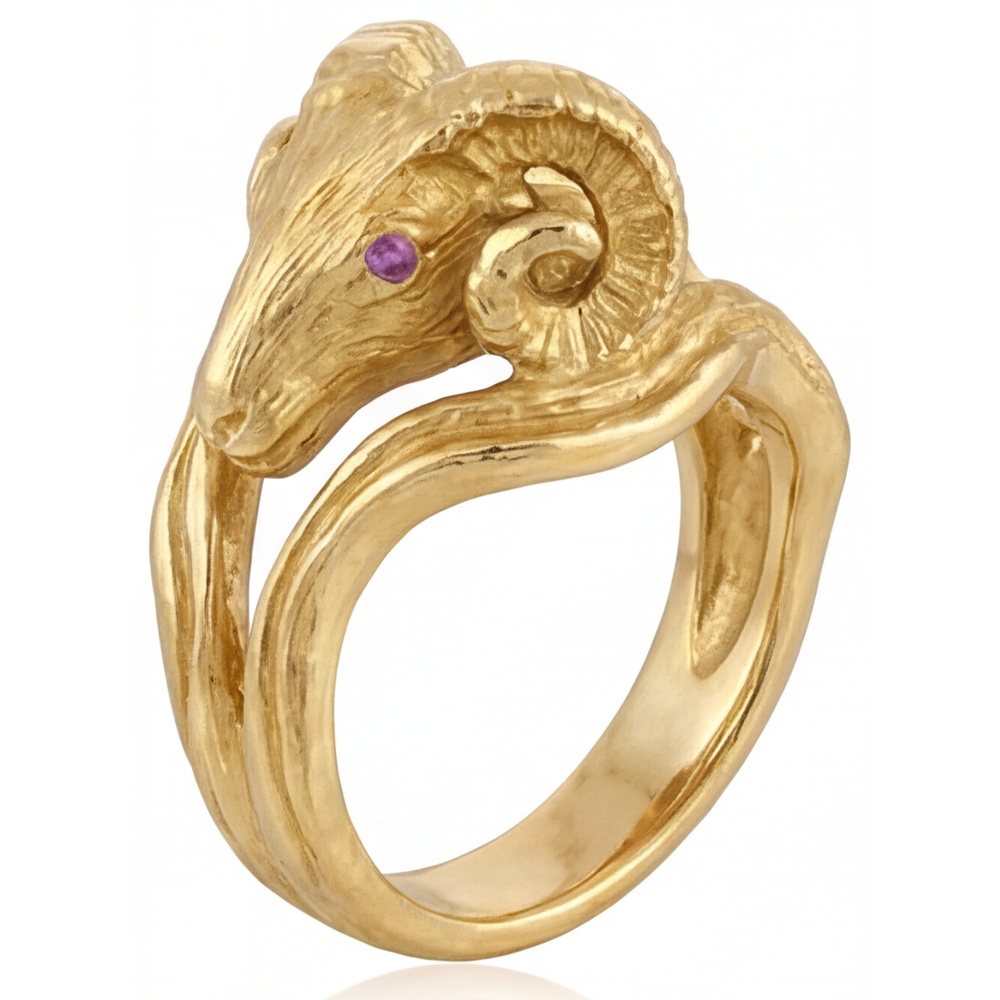 Round Cut Amethyst ring in 14K Yellow Gold – angle view