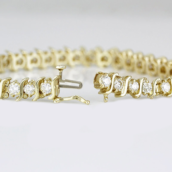 Round Cut Diamond ring in 14K Yellow Gold – front view