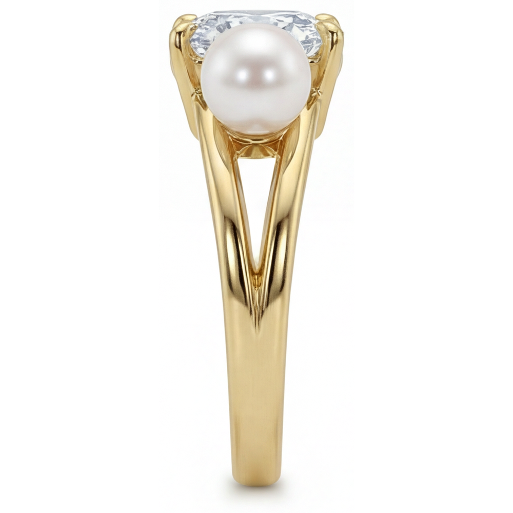 Cushion Fine Diamond ring in 14K Yellow Gold – top view