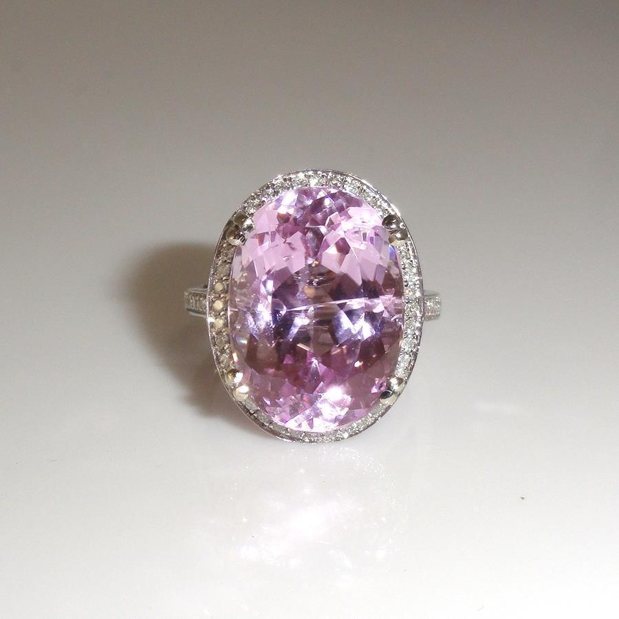 22.50 Carats Oval Cut Pink Kunzite And Diamond Ring White Gold 14K - Gemstone Ring-harrychadent.ca