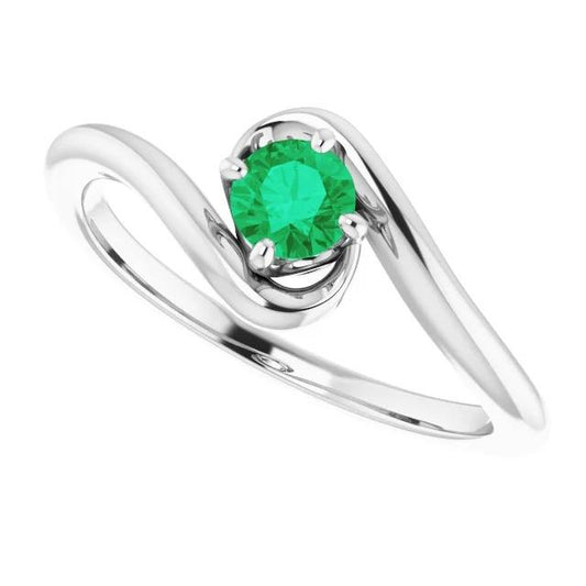 natural round emerald 1.50ct ring close up detail
